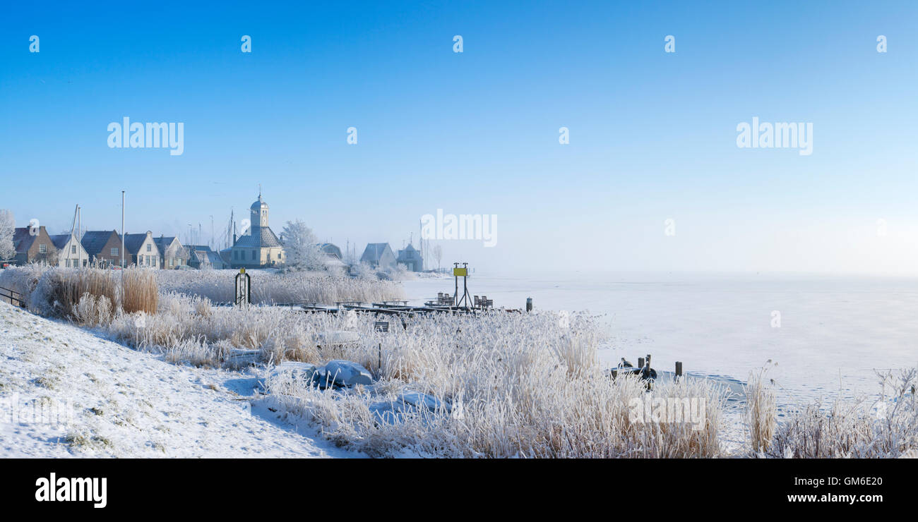Le beau village de Durgerdam aux Pays-Bas le long du lac Markermeer (Marken). Photographié dans la matinée après un Banque D'Images