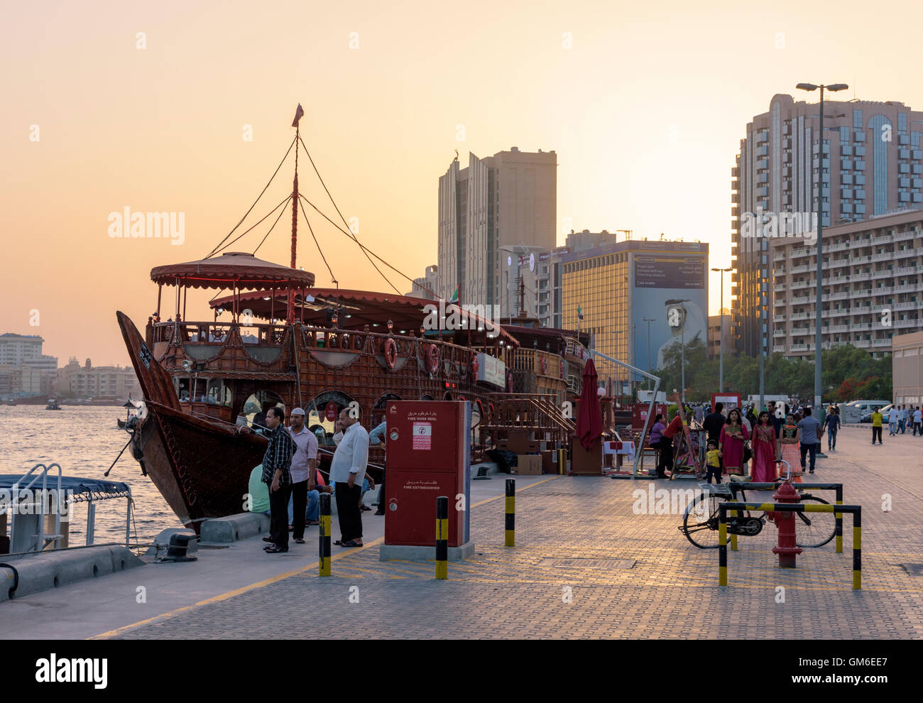 Bateau restaurant flottant au coucher du soleil sur la Crique de Dubaï, Deira, DUBAÏ, ÉMIRATS ARABES UNIS Banque D'Images