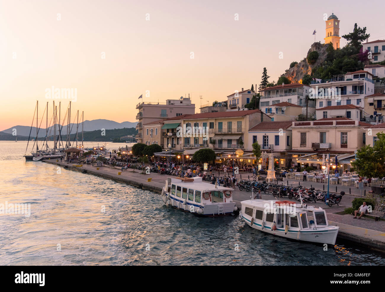 Vue du coucher de soleil sur le front de mer de la ville de Poros, l'île de Poros, Grèce Banque D'Images