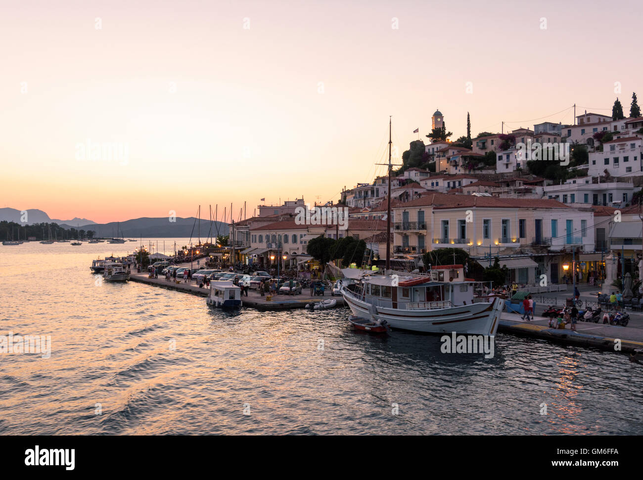 Vue du coucher de soleil sur le front de mer de la ville de Poros, l'île de Poros, Grèce Banque D'Images