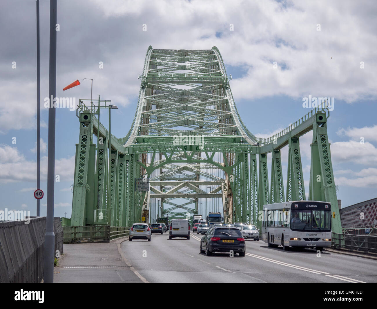 Runcorn, pont routier du Jubilé d'argent de Widnes. Montrant des voitures et des bus qui traversent. Banque D'Images