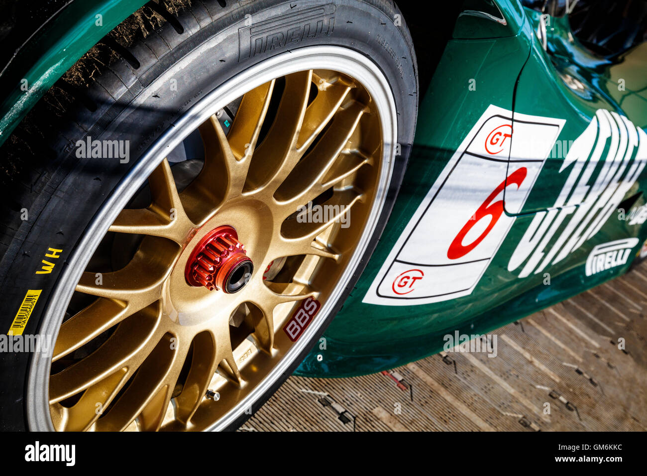 Détail de la roue et le moyeu et Bartels Hahne's 1998 Porsche 911 GT1-98 Le Mans racer. 2016 Goodwood Festival of Speed, Sussex, UK. Banque D'Images