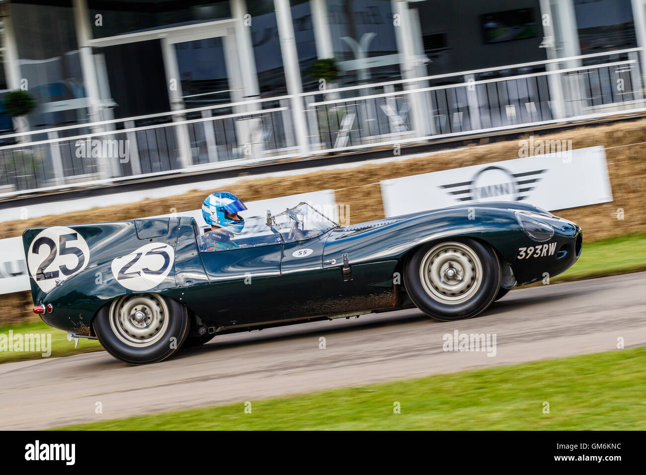 1956 Jaguar D-type 'Le Mans' Long-Nose avec pilote James Martin au Goodwood Festival of Speed 2016, Sussex, UK. Banque D'Images