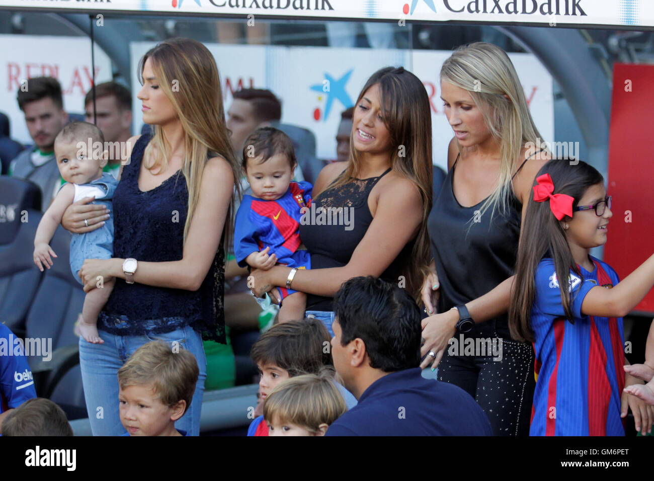 08/20/2016. Camp Nou, Barcelona, Espagne. Antonella Roccuzzo Lionel Messi compagnon et Mme suarez au Camp Nou Banque D'Images