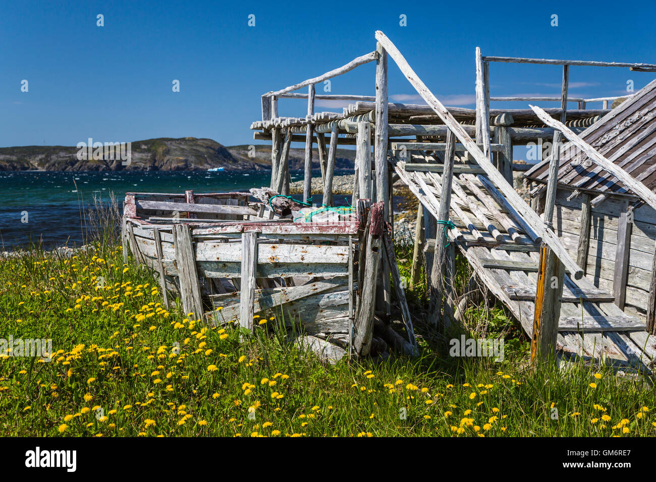 Un vieux bateau et shack, près de la baie Bonavista, Terre-Neuve et Labrador, Canada. Banque D'Images