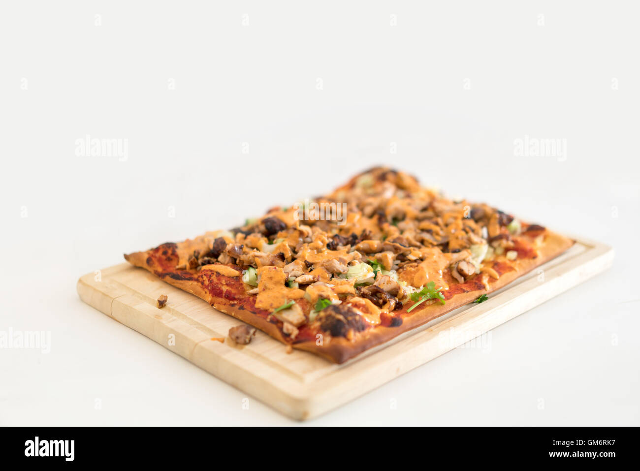 Des pizzas sur la plaque en bois, copie espace blanc sur la surface de la table, l'effet de profondeur de champ Banque D'Images
