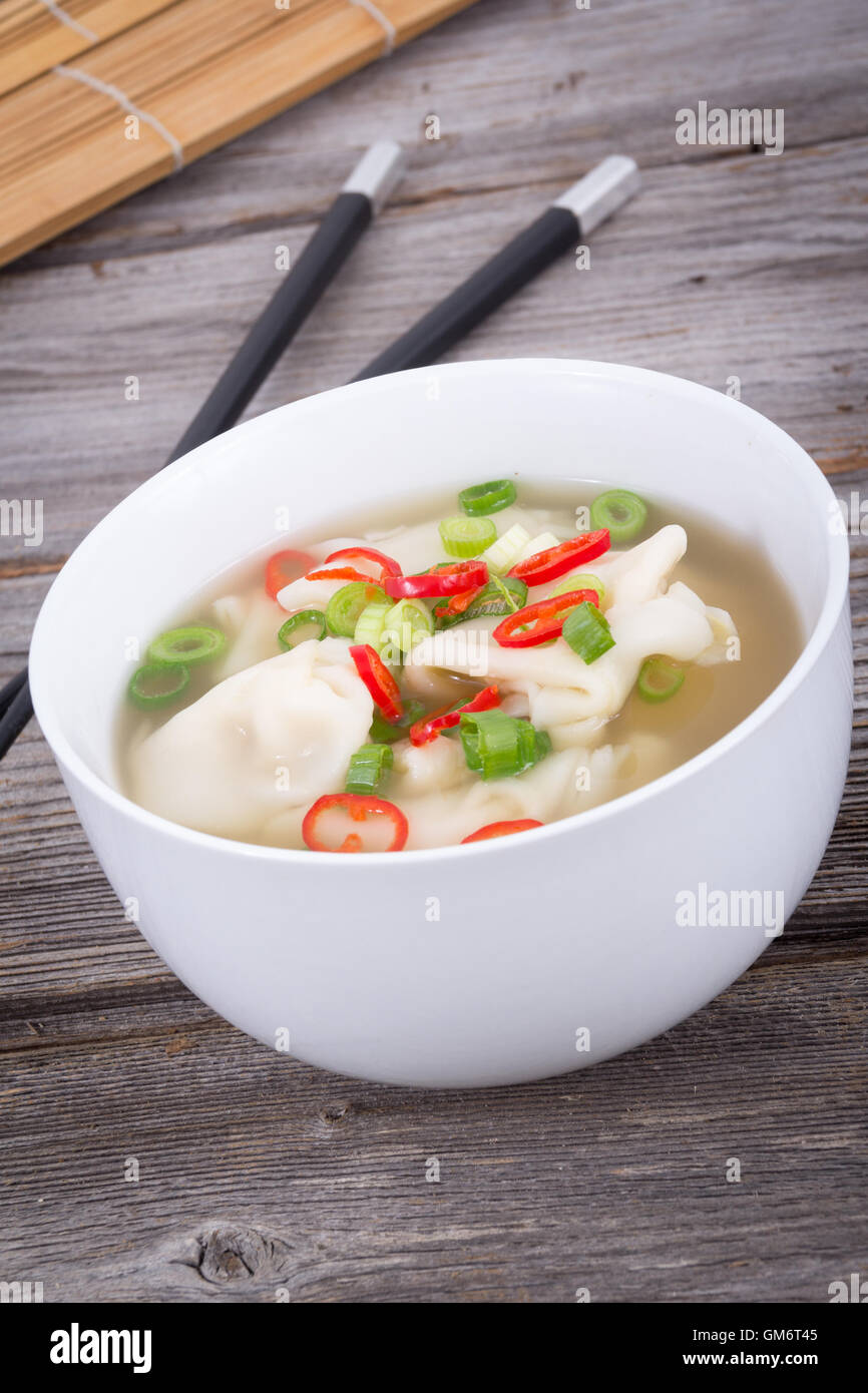 Soupe Asiatique raviolis Wonton avec l'oignon vert et poivre thaï Banque D'Images