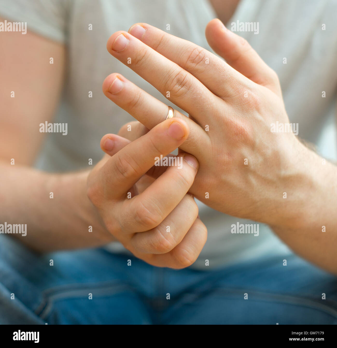 Concept de divorce. Man taking off anneau de mariage. Banque D'Images