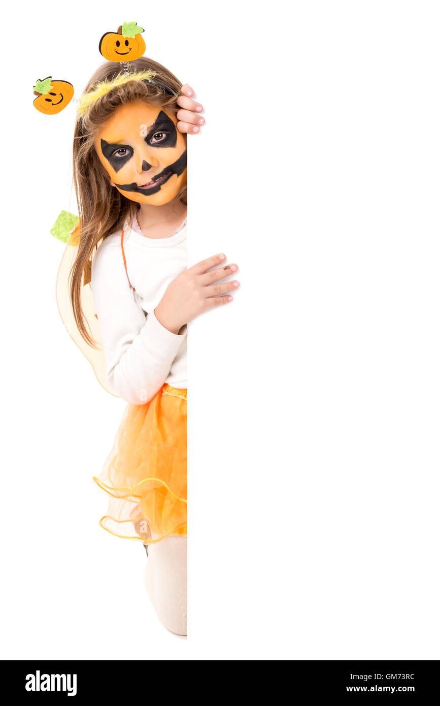 Girl with face-paint et Halloween citrouille isolé en costume blanc Banque D'Images