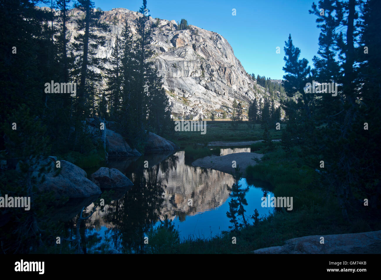 Vue depuis le lac de la Couronne dans le Yosemite Wilderness, Hoover & Humbolt-Toiyabe National Forest, CA avec la réflexion de mountain Banque D'Images