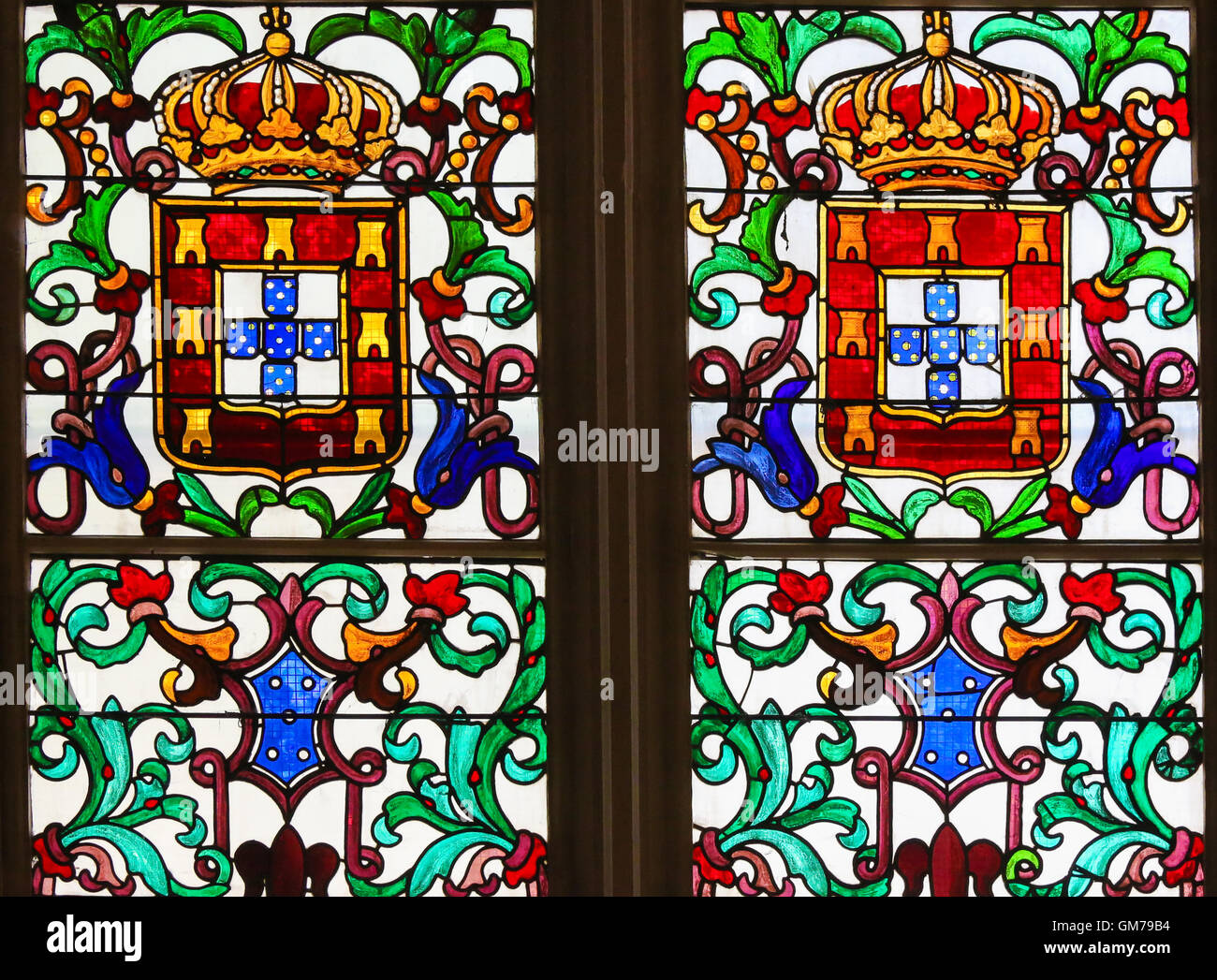 BATALHA, PORTUGAL - 24 juillet 2016 : Le vitrail représentant l'Armoiries personnelles du Roi Jean I de Portugal (1357-1433) en t Banque D'Images