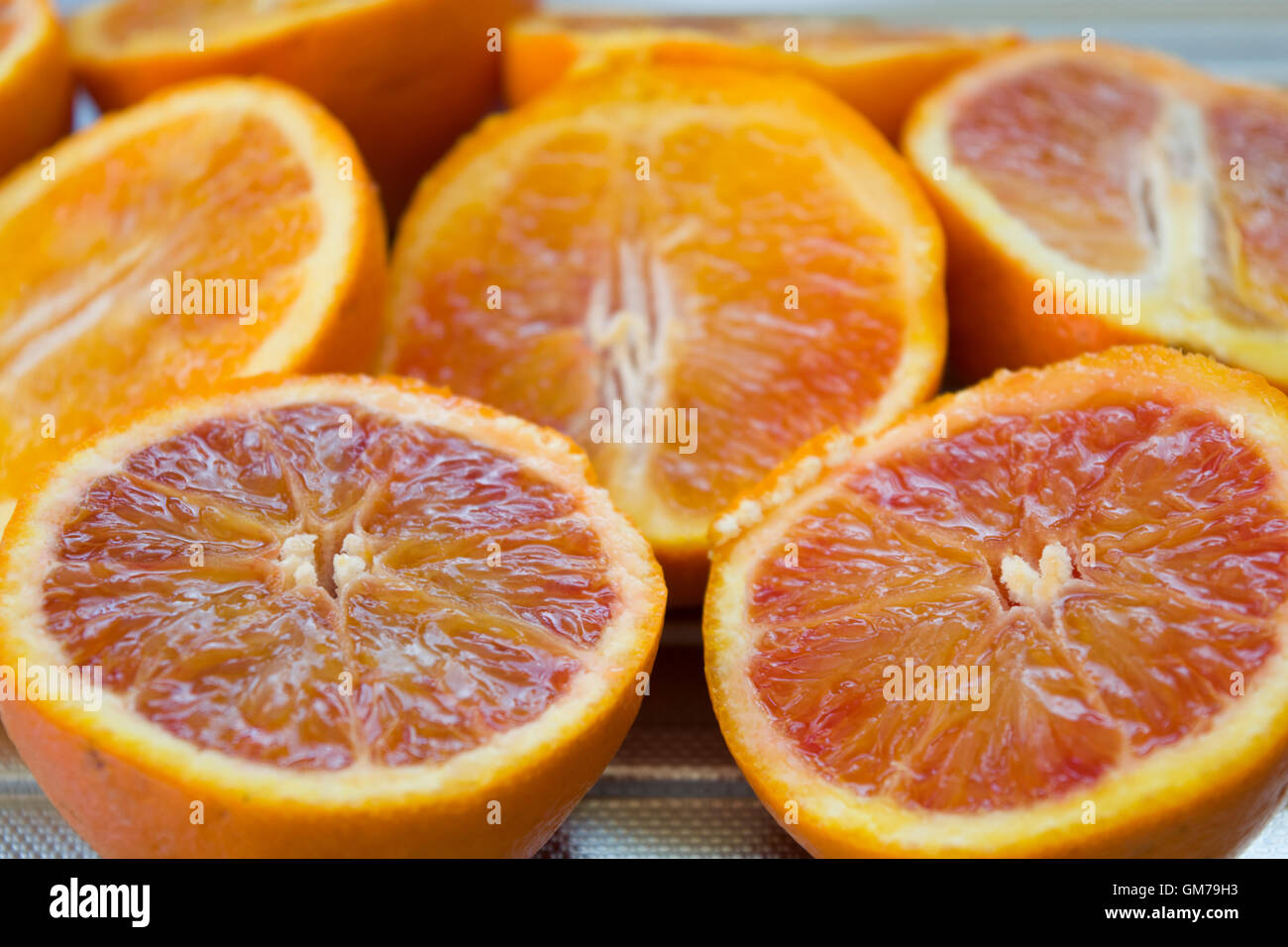 Couper la moitié des oranges rouges frais Banque D'Images Couper la moitié des oranges rouges frais Banque D'Images