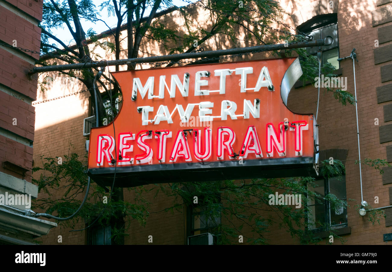 Inscrivez-vous à l'extérieur de la célèbre Minetta Tavern à Greenwich Village à New York City Banque D'Images