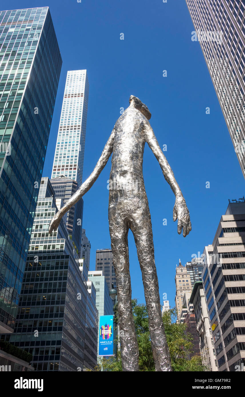 La sculpture moderne par Tom Friedman est sur Park Avenue à New York avec 432 Park Avenue en arrière-plan Banque D'Images