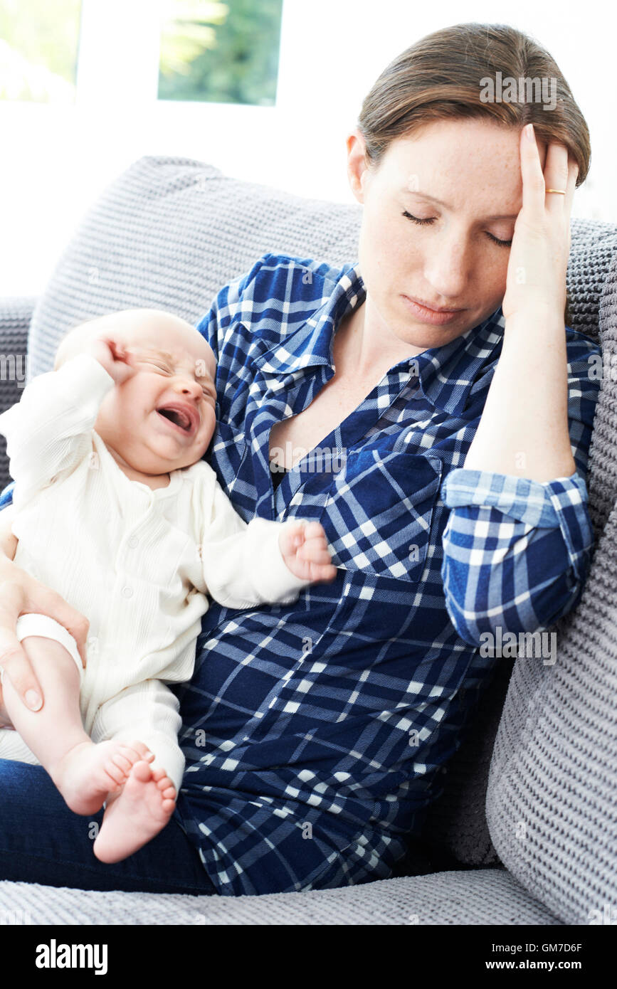Mère frustrée souffrant de dépression post-natale Banque D'Images