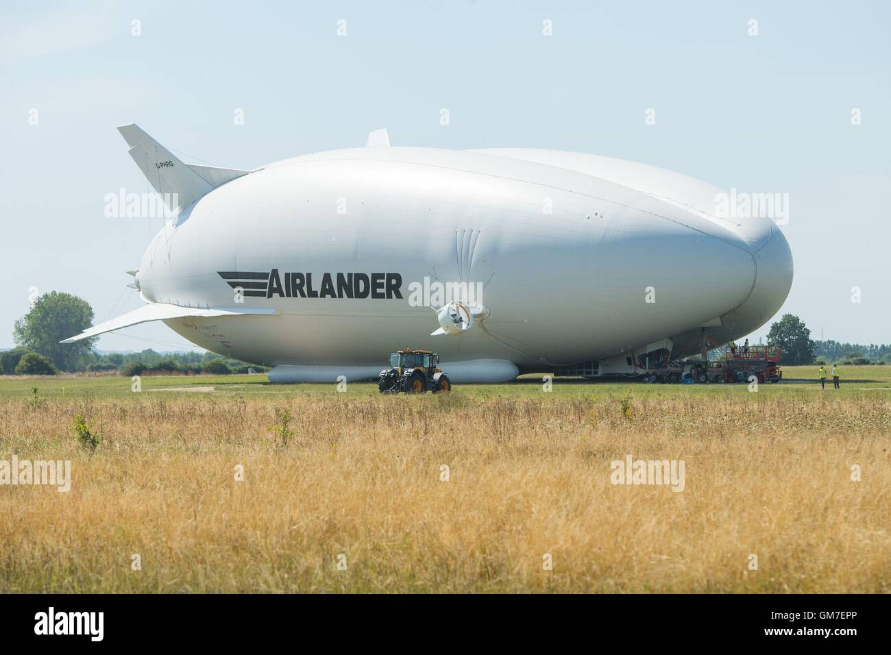 L'Airlander 10, se trouve sur le sol après avoir perdu à l'aérodrome de Cardington dans Bedfordshire, à la suite de son deuxième vol d'essai, fabricant de véhicules aériens hybride dit personne n'a été blessé. Banque D'Images