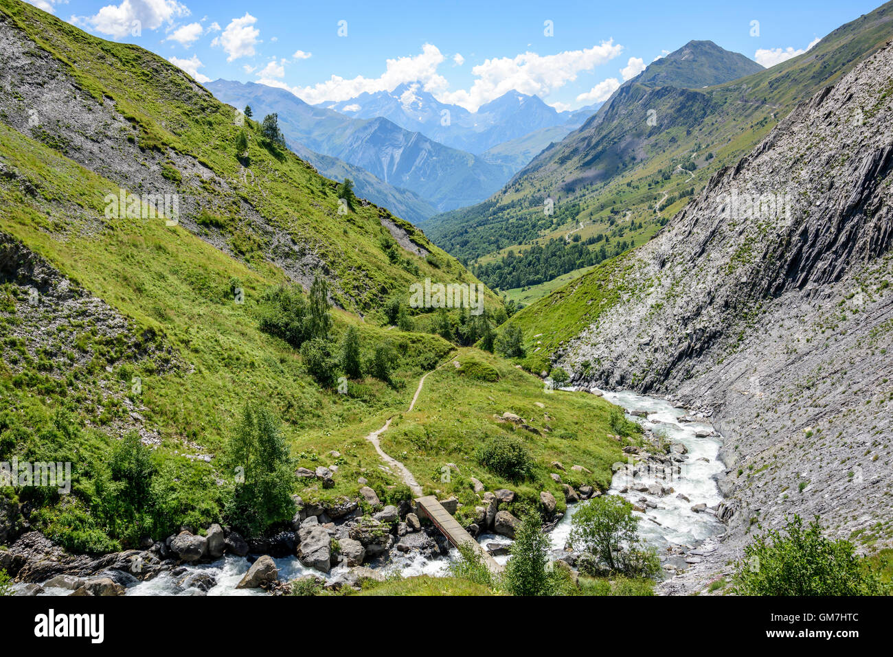 La voie (appelé GR en France) et traversée de pont dans la vallée de la rivière Ferrand Ferrand, Oisans, France, Europe Banque D'Images