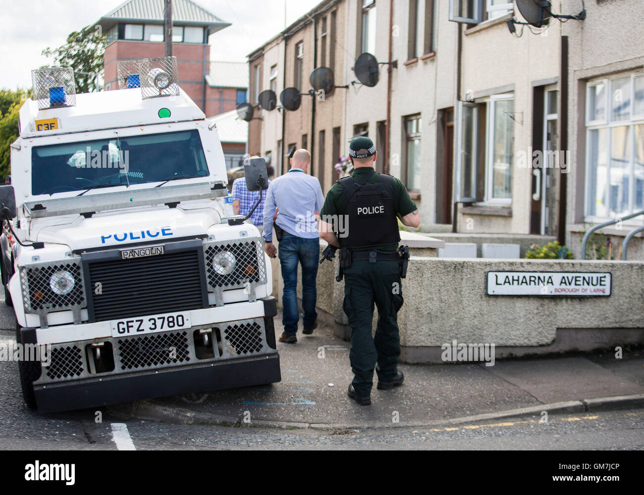 Les officiers de l'armée et PSNI agents techniques de recherche sur l'ancienne route Glenarm dans Larne, Co Antrim. Une Marine Royale est remise en question par des détectives enquête sur le terrorisme lié à l'Irlande du Nord, c'est connecté à deux grands bras républicain dissident trouve. Banque D'Images