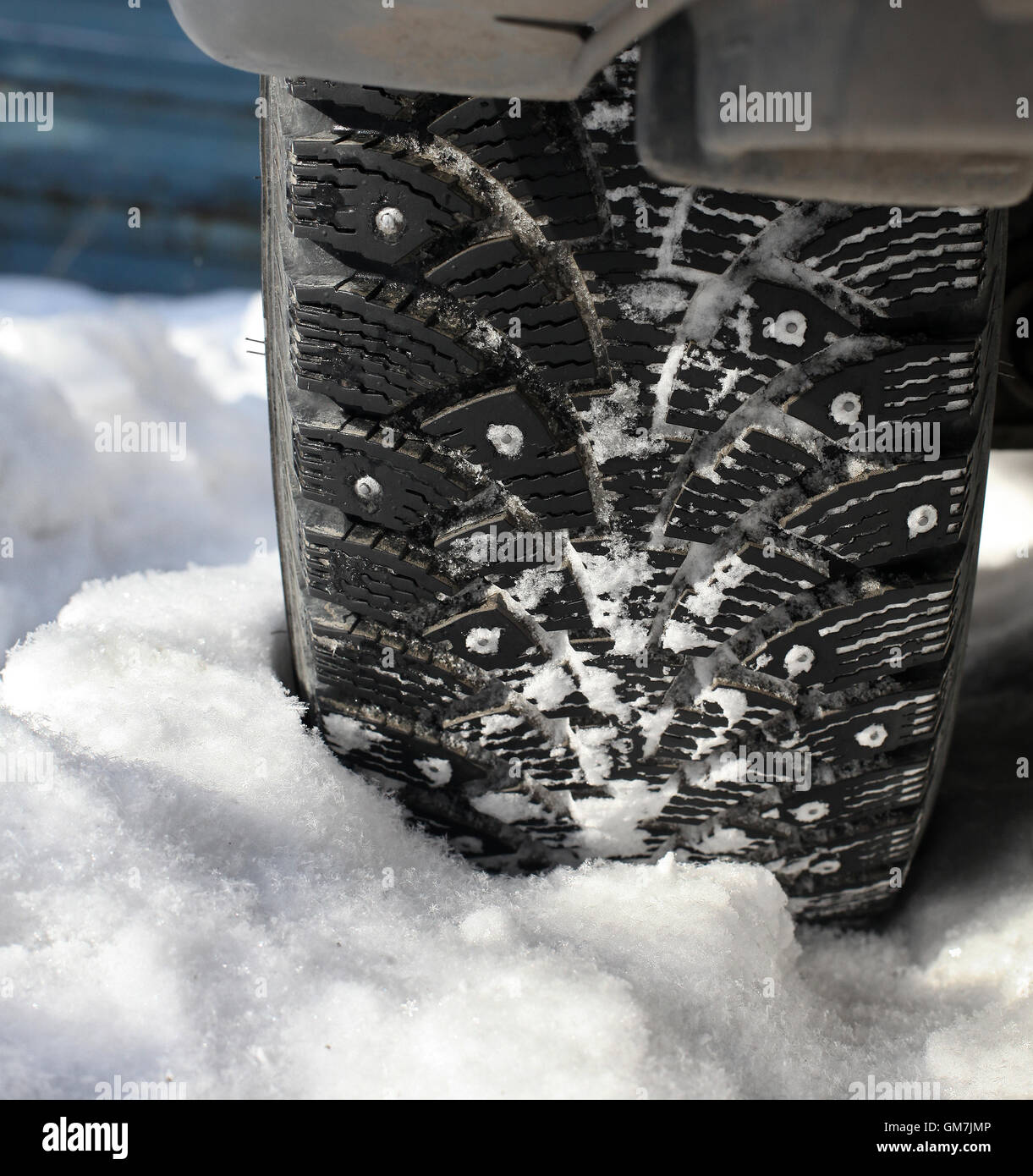 Roue de voiture dans la neige Banque D'Images