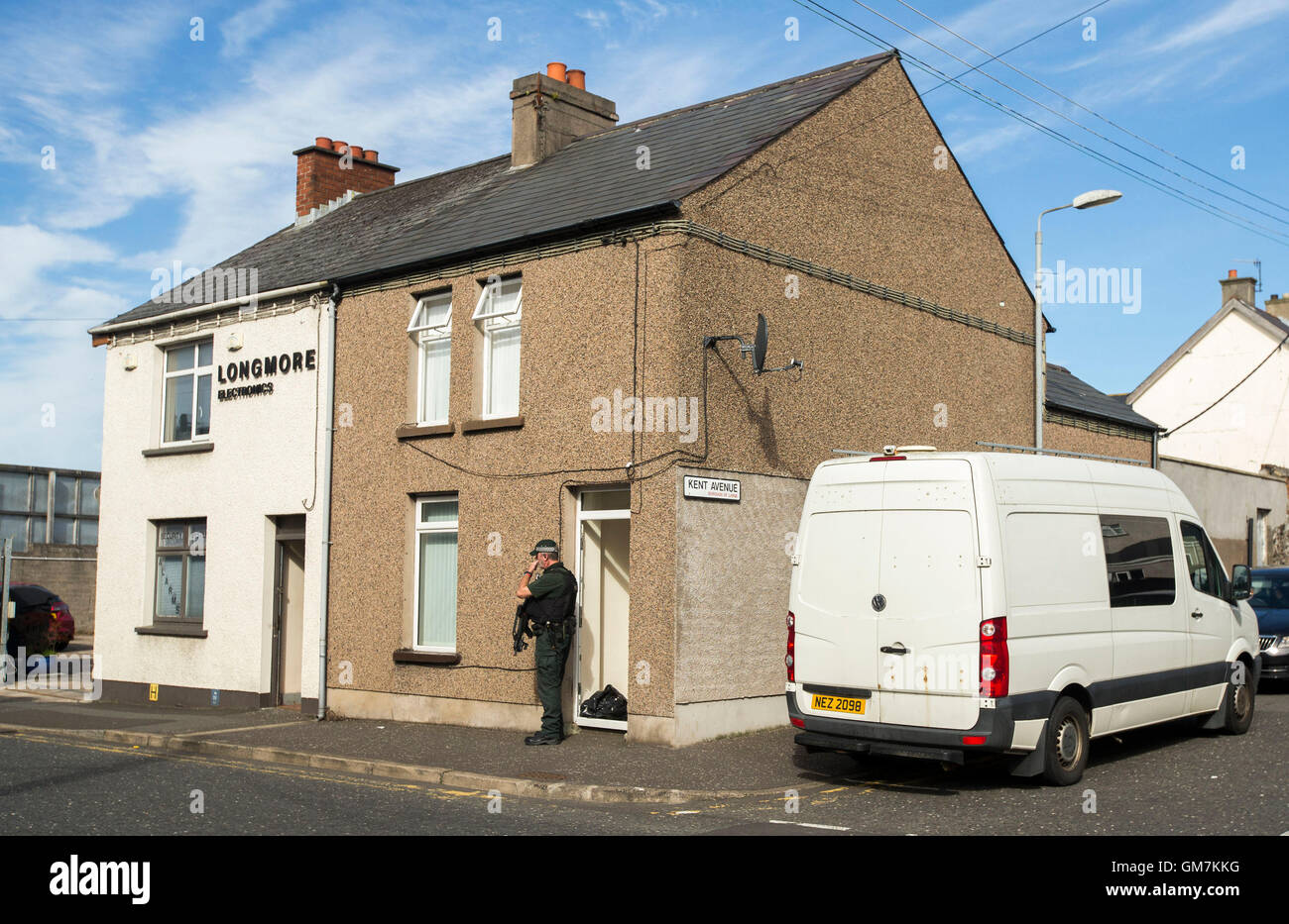 Les officiers de l'armée et PSNI agents techniques de recherche sur l'ancienne route Glenarm dans Larne, Co Antrim. Une Marine Royale est remise en question par des détectives enquête sur le terrorisme lié à l'Irlande du Nord, c'est connecté à deux grands bras républicain dissident trouve. Banque D'Images