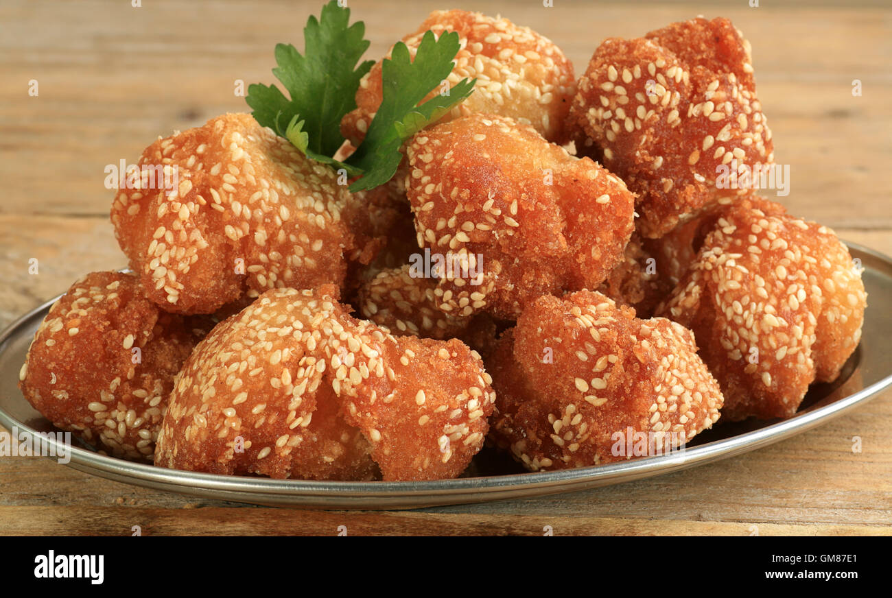 Marasay indian sweet boulettes de riz frites trempées dans des graines de sésame Banque D'Images