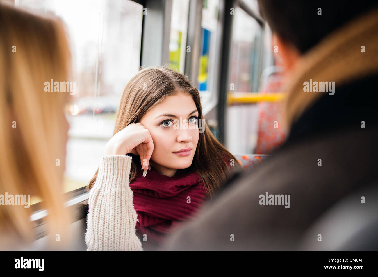 Belle jeune femme voyageant en bus, en s'amusant Banque D'Images