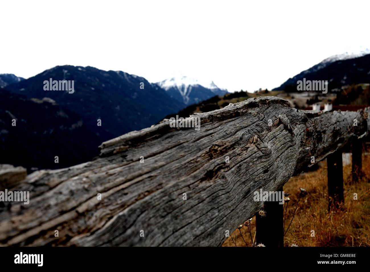 Rampes en bois ancienne route des Alpes, comme l'enceinte derrière Banque D'Images