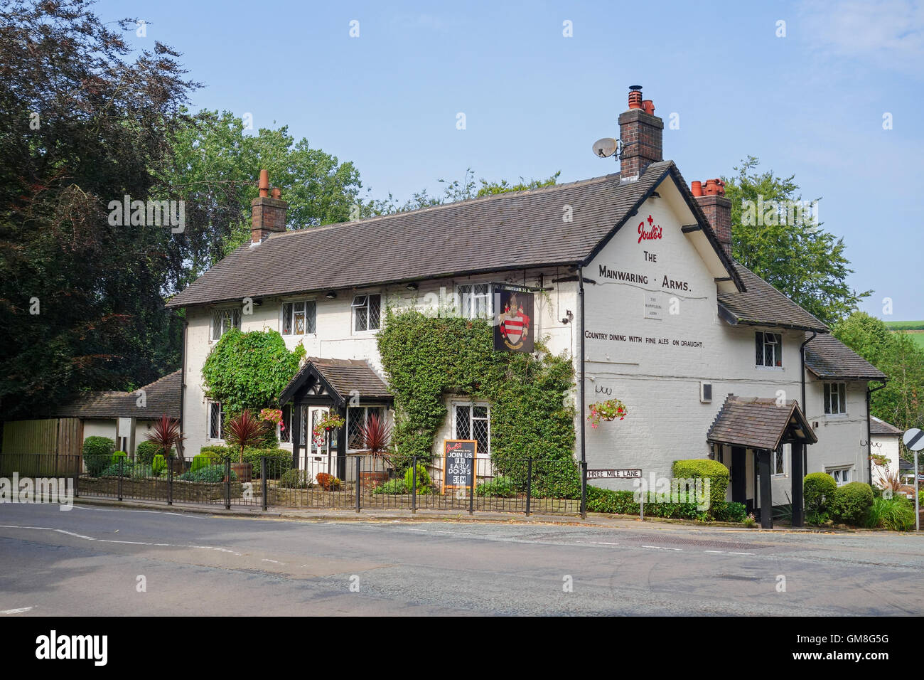 Bras Mainwaring public house ou pub Whitmore Stoke On Trent Stoke on Trent Staffordshire England UK Personnel Banque D'Images