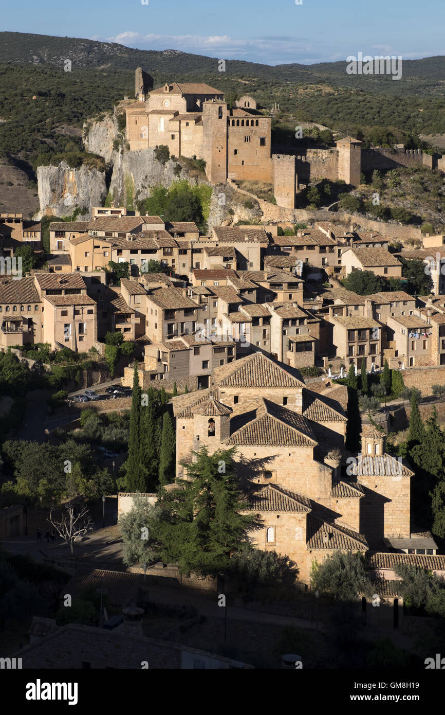 Coucher du soleil sur la ville d'Alquézar avec l'ensemble de château-collégiale Banque D'Images