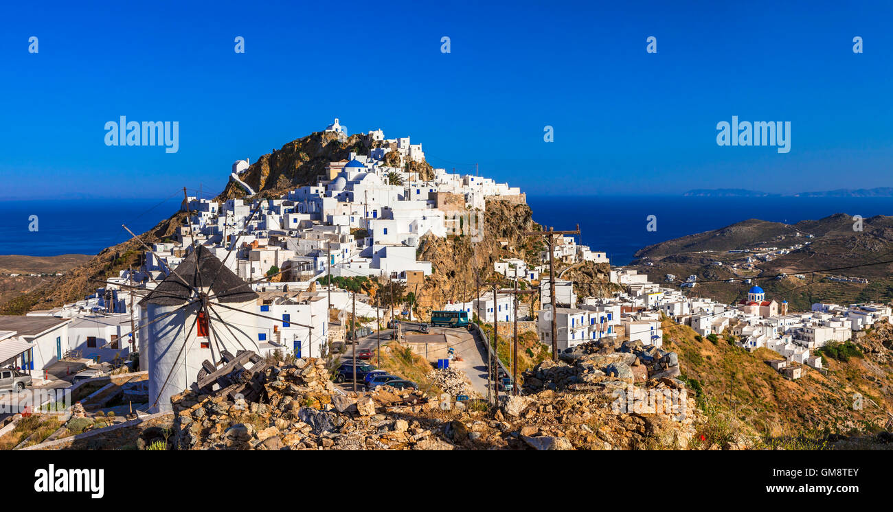 - La Grèce authentique, Serifos Chora village et moulins à vent Banque D'Images