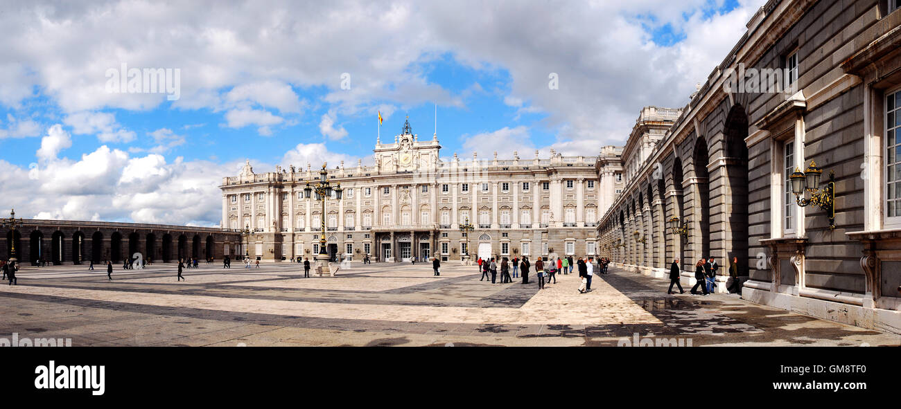 Vue panoramique sur le Palais Royal de Madrid Banque D'Images