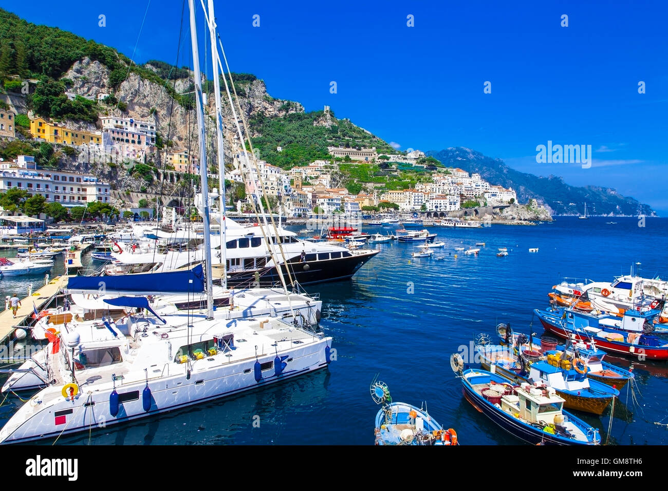 Pictorial côte amalfitaine - voir avec voiliers, Italie Banque D'Images