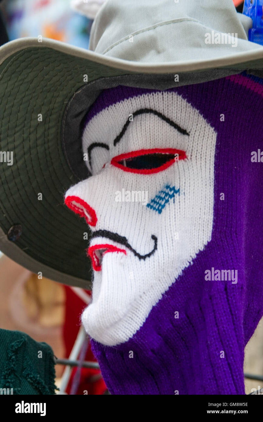 Un tricot de masque de visage pour la vente. Banque D'Images