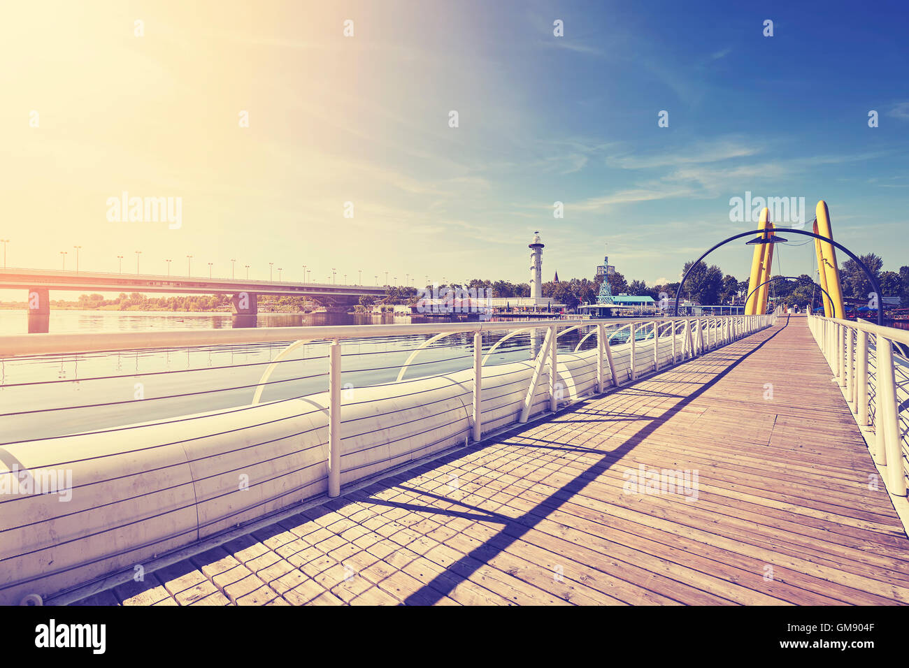 Tons Vintage Ponte Cagrana ponton dans tout nouveau Danube à Vienne, Autriche. Banque D'Images