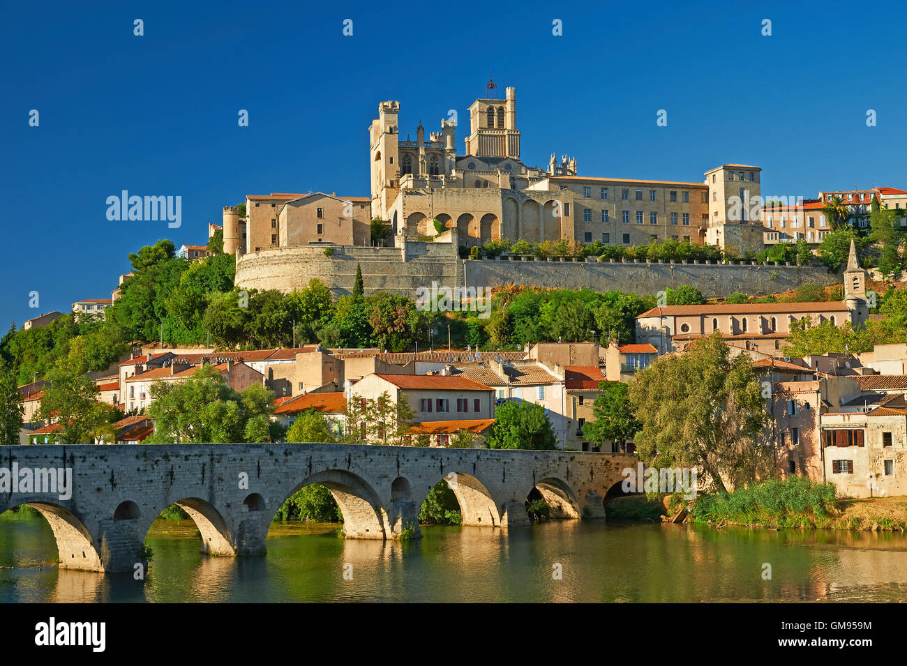 Droit Français emblématique de Béziers cathédrale Saint Nazaire surplombant la rivière Orb et Pont Neuf sur le côté ouest de la ville. Banque D'Images