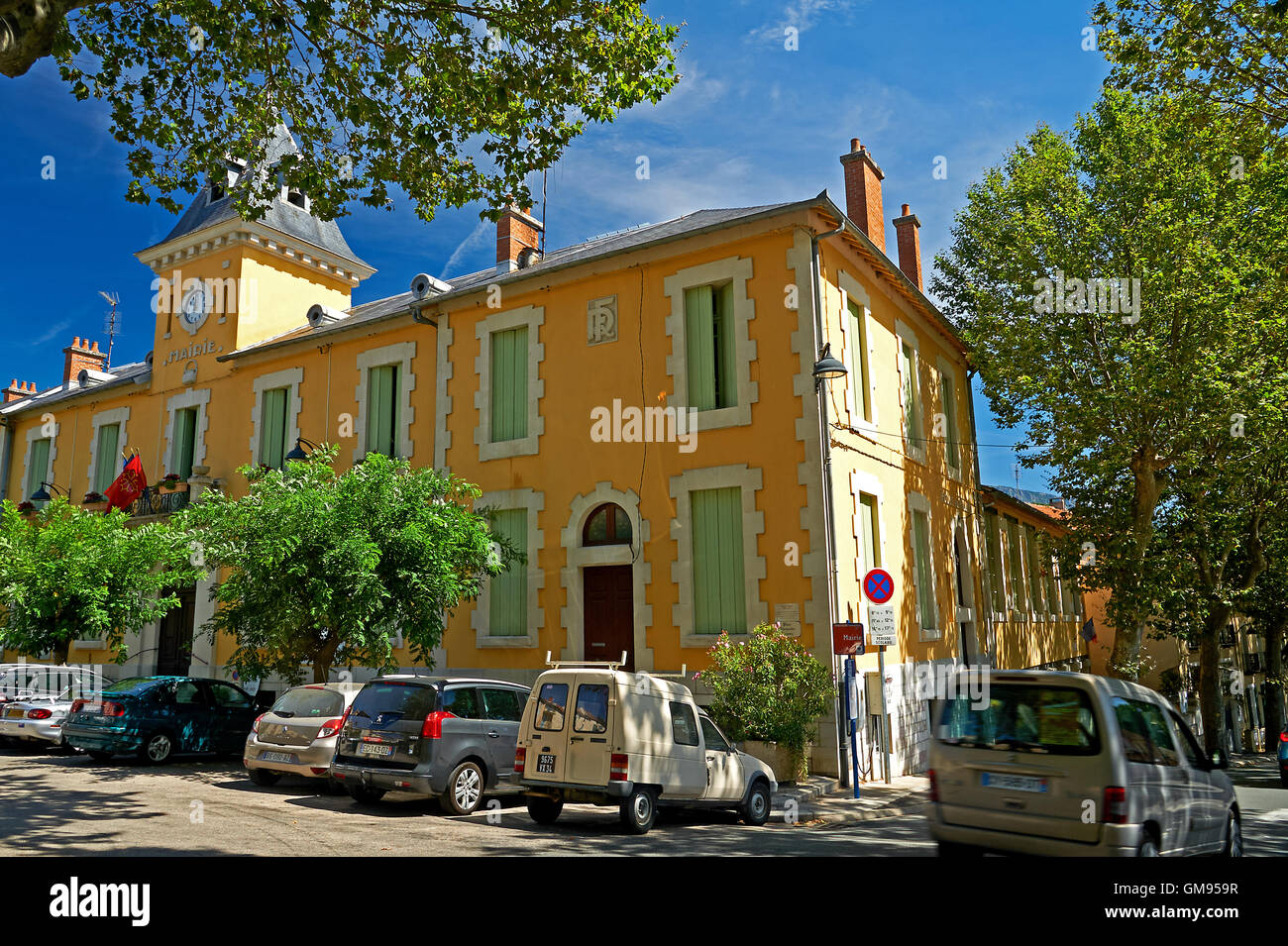 Scènederue dans le village de Olargues dans l'hérault avec le bâtiment de l'école. Banque D'Images