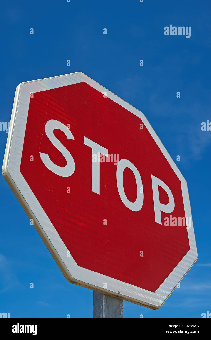 Panneau d'arrêt rouge française contre un ciel bleu Banque D'Images