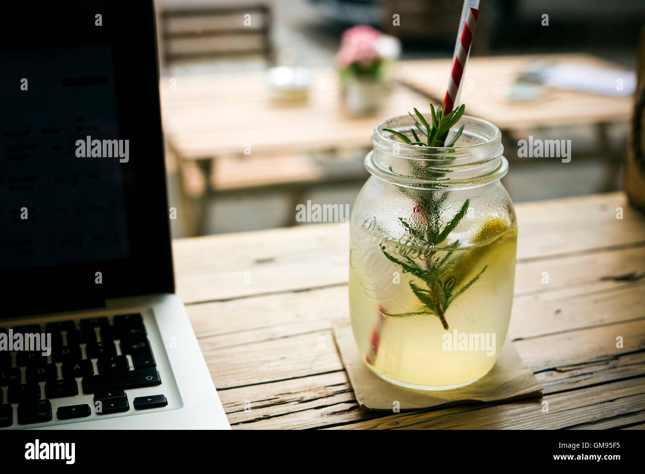 Limonade fait maison et un ordinateur portable sur table dans un café Banque D'Images