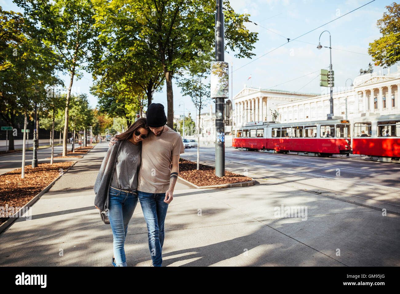 L'Autriche, Vienne, jeune couple strolling on ring road Banque D'Images