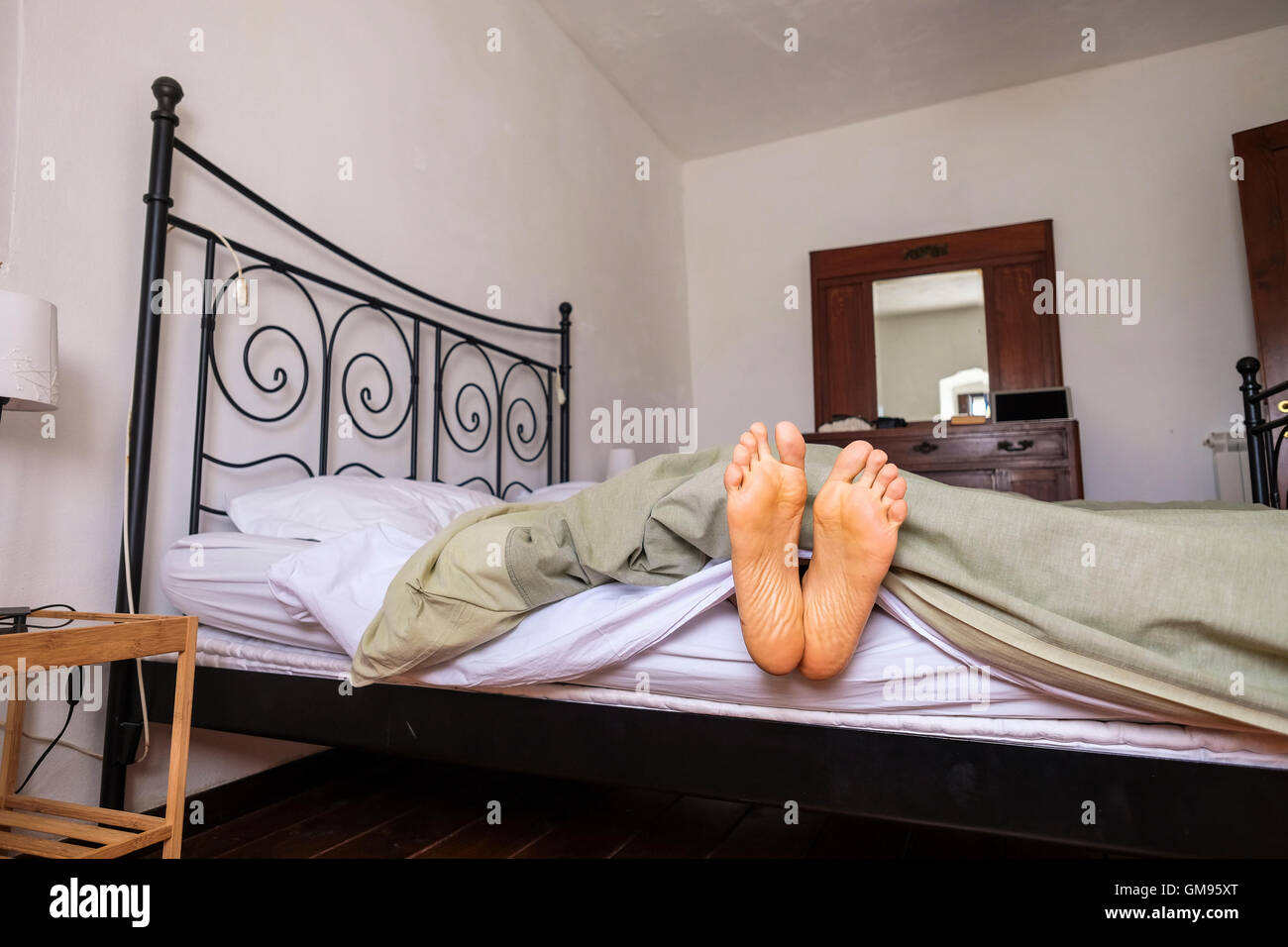 Femme au lit, pieds Banque D'Images