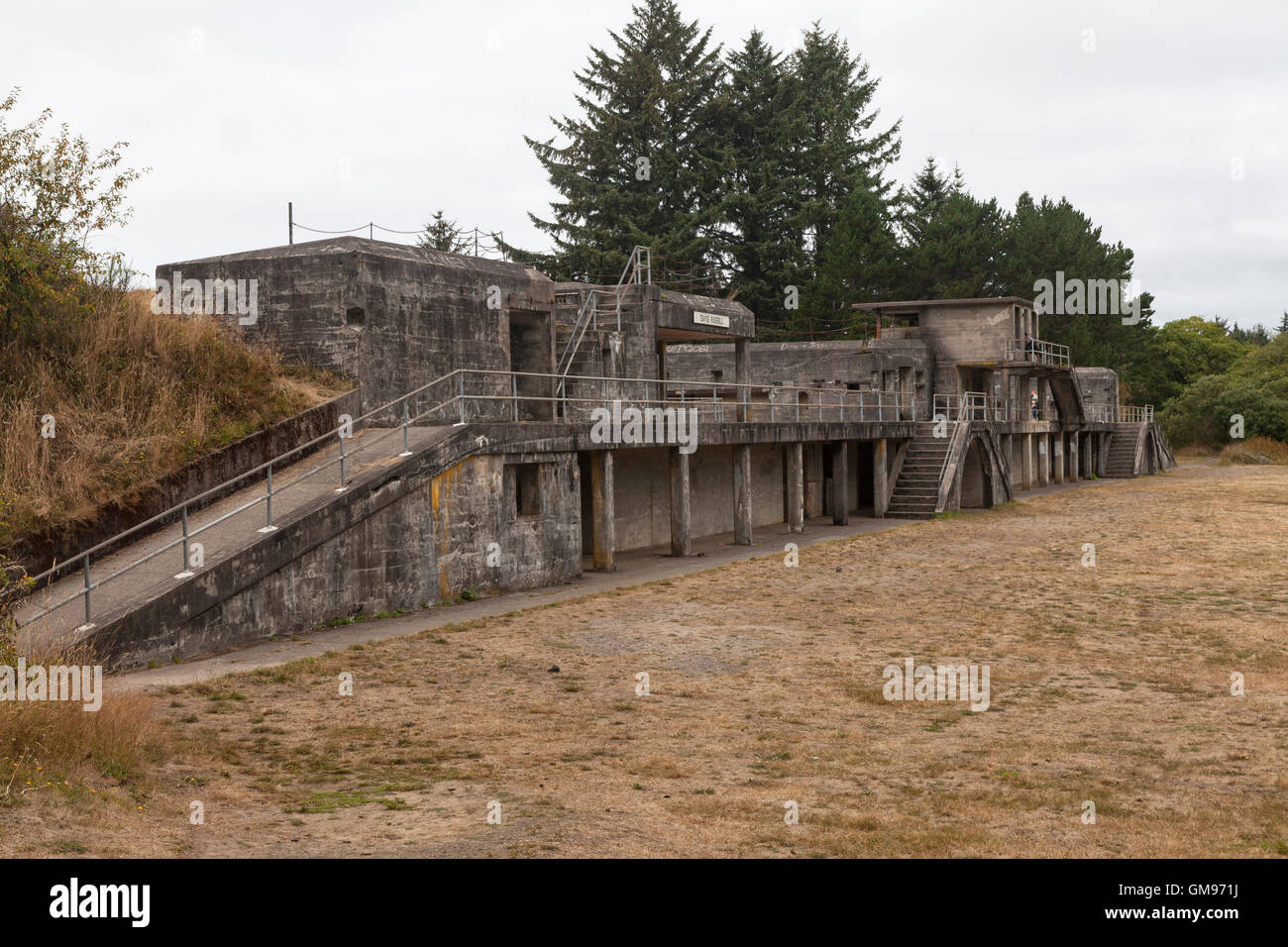 Russell à la batterie au Fort Steven's State Park dans l'Oregon. Banque D'Images