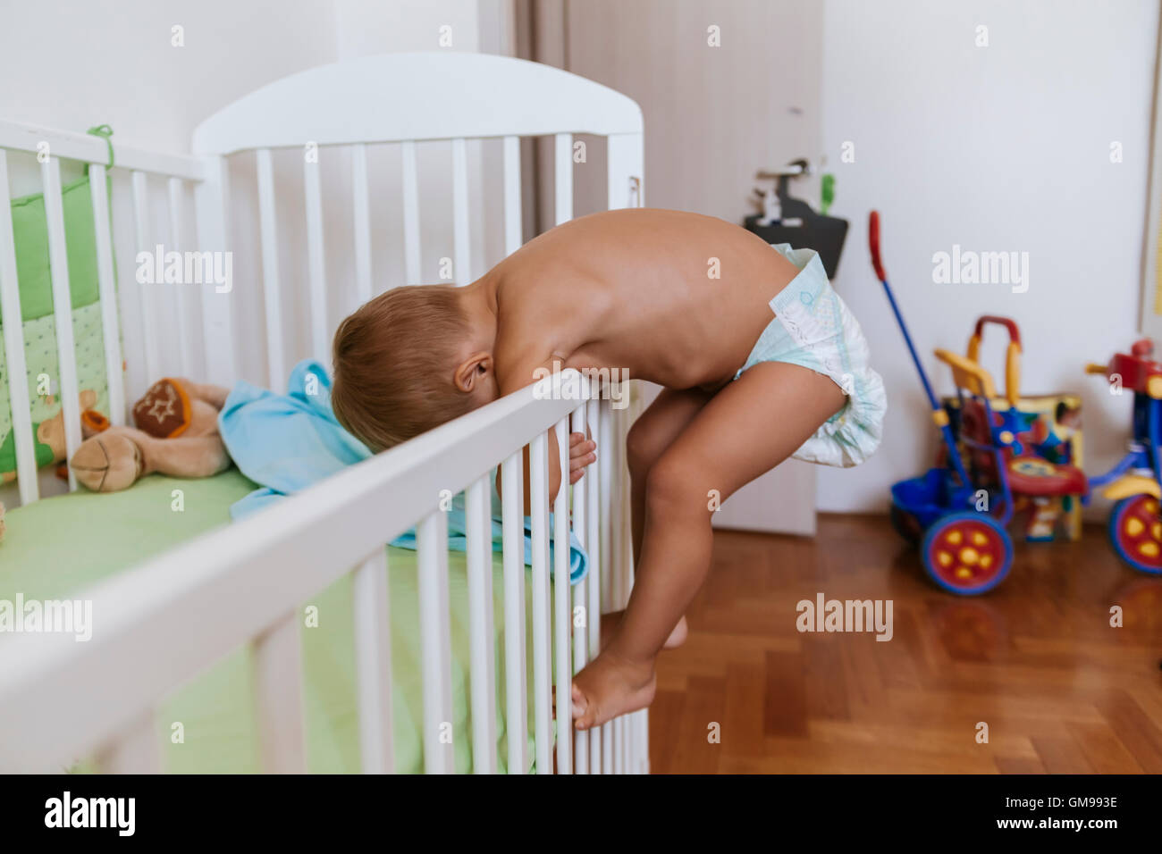Bebe Garcon Courir Loin De Lit Bebe Photo Stock Alamy