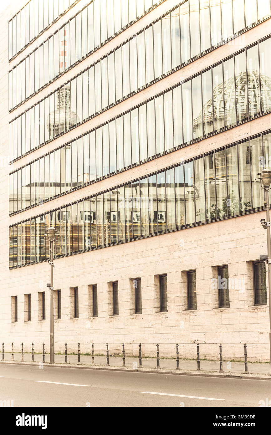 Allemagne, Berlin, tour de la télévision reflète dans la façade de verre du bureau fédéral des affaires étrangères Banque D'Images