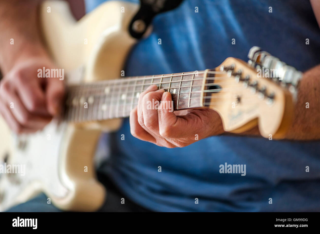 Close-up of man playing guitar Banque D'Images Close-up of man playing guitar Banque D'Images