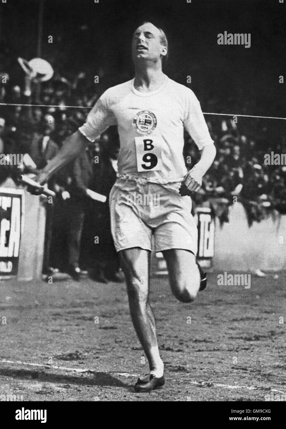 L'athlète olympique écossais Eric Liddell gagner l'Empire britannique vs USA 1-mile relay à l'athlétisme International Réunion tenue à Stamford Bridge, Londres le samedi, 19 juillet 1924 à la suite de l'Jeux olympiques de Paris. En raison de convictions personnelles de sa foi chrétienne, Liddell a refusé d'exécuter son 100 mètres aux Jeux Olympiques de 1924 parce que la course a eu lieu un dimanche. Il a plutôt participé à la course de 400 mètres, qu'il a remporté. En 1925 Liddell retour en Chine (où il est né) et a servi comme missionnaire jusqu'à sa mort en 1945 dans un camp d'internement de civils japonais. Banque D'Images