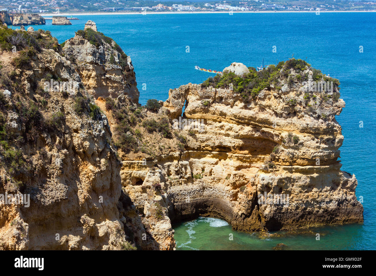L'été de l'océan Atlantique côte rocheuse vue (Ponta da Piedade, Lagos, Algarve, Portugal). Les gens sont méconnaissables. Banque D'Images