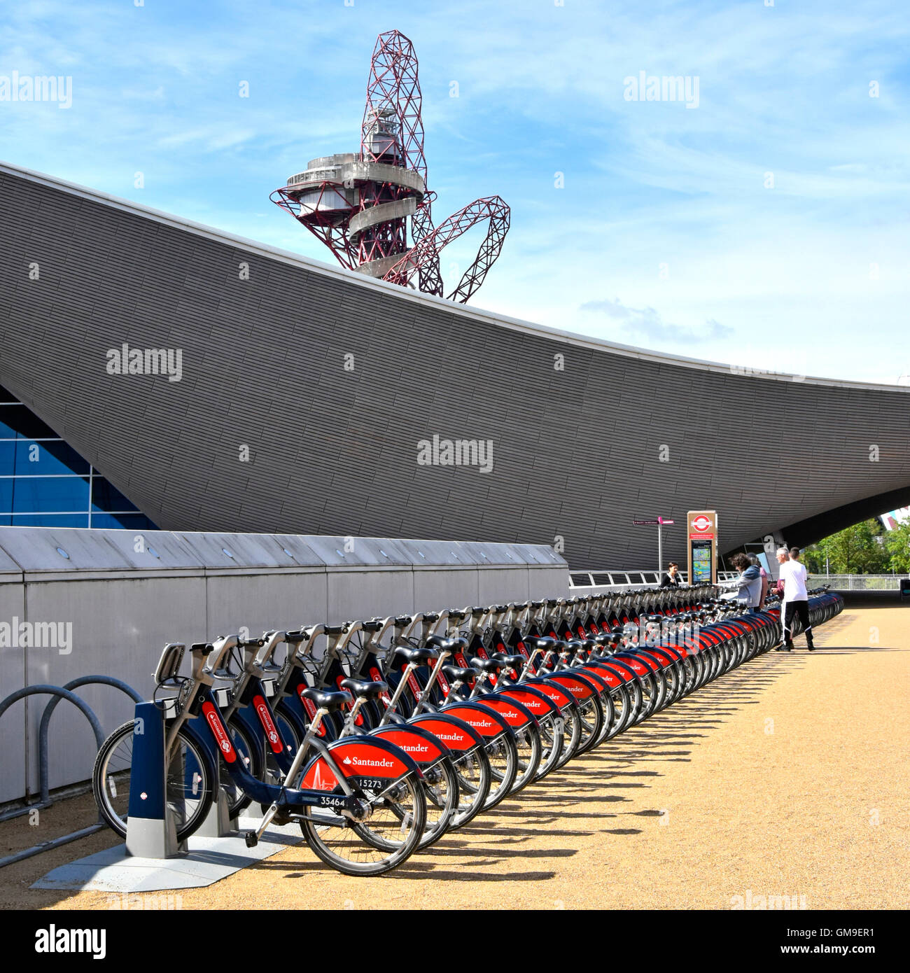 Santander station d'un service de location de vélos au centre aquatique avec tour de l'orbite et au-delà du stade dans le Parc Olympique Queen Elizabeth à Stratford Newham uk Banque D'Images