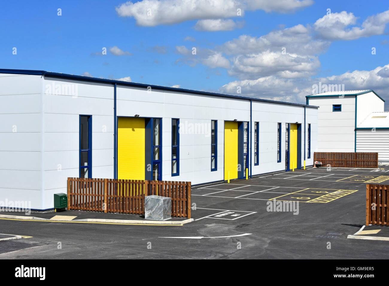 New Industrial Estate business park property development PME bâtiments entrepôt commercial & parking près de l'achèvement Brentwood Essex England UK Banque D'Images
