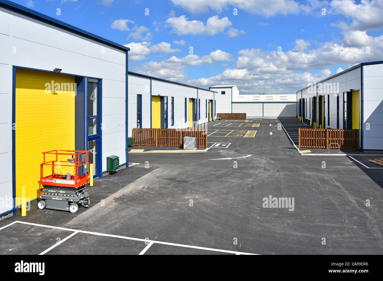 New Industrial Estate business park property development PME bâtiments entrepôt commercial & parking près de l'achèvement Brentwood Essex England UK Banque D'Images