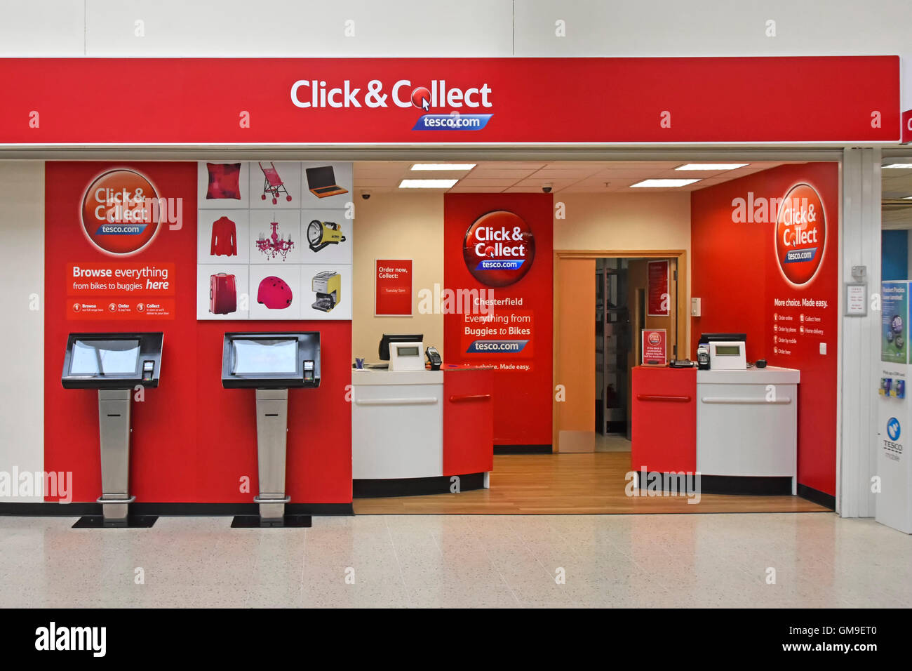 Tesco UK en magasin service client Cliquez sur et recueillir de l'aide en ligne compteur de la navigation internet et propose à ses clients les achats en ligne de commande Banque D'Images